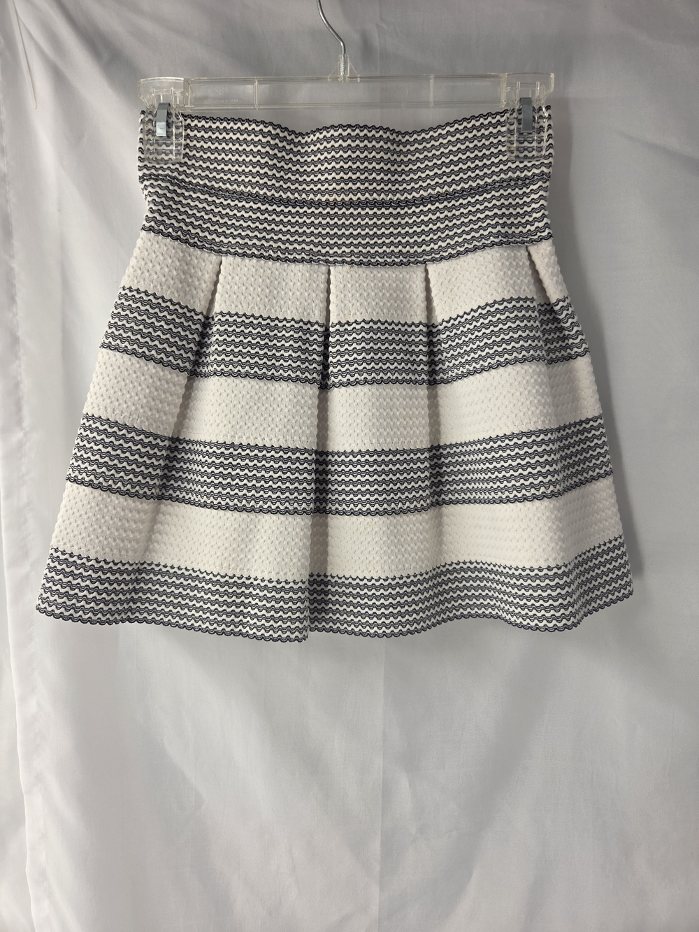 Charlotte Russe High-Waisted Pleated Mini Skirt, Striped Chevron Knit, Sz M Twee